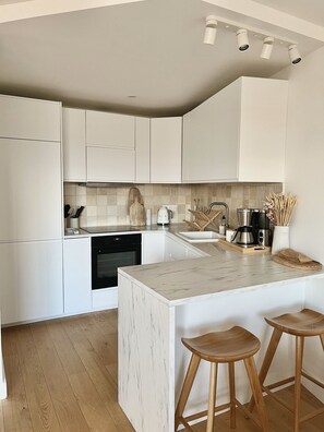 Fogão, cooktop, lava-louças, cafeteira/chaleira