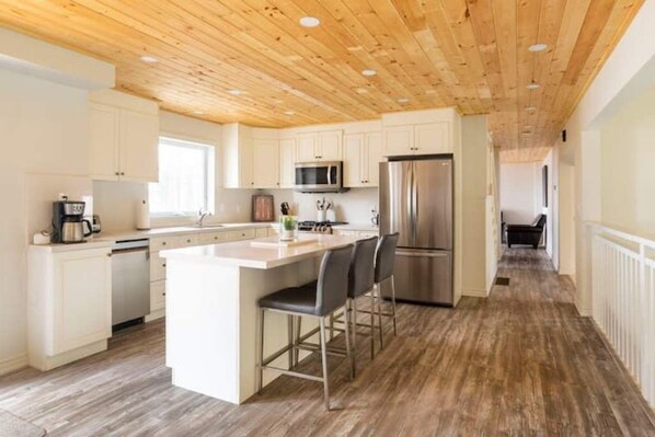 冷蔵庫、電子レンジ、オーブン、コンロ