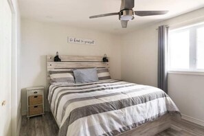 4 bedrooms, in-room safe, WiFi - Stunning Beachfront Cottage: Private Beach, Hot Tub (Tiny)