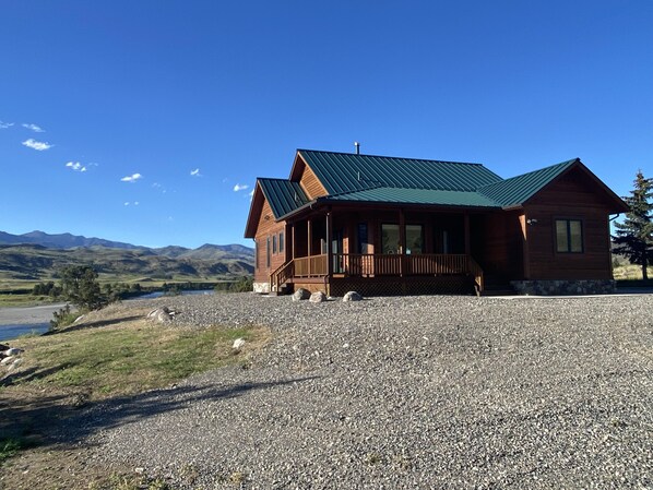 Exterior - Yellowstone River Frontage Vacation Rental near Yellowstone Park! (Emigrant)