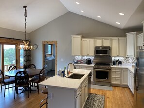 Fridge, microwave, oven, stovetop - Yellowstone River Frontage Vacation Rental near Yellowstone Park! (Emigrant)