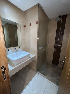 Shower, towels, soap, shampoo - Appartement Luxueux (Marrakech)