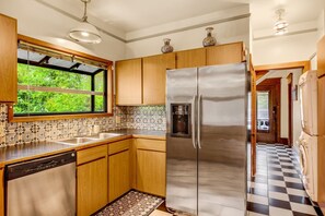 Fridge, microwave, oven, stovetop - Downtown Fremont Charmer with Parking (Seattle)