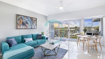 电视、书、立体声音响