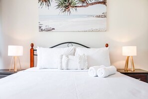 2 Schlafzimmer, Schreibtisch, Bügeleisen/Bügelbrett, Reisekinderbett