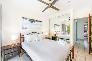 2 soverom, skrivebord, strykejern/-brett og reiseseng for barn