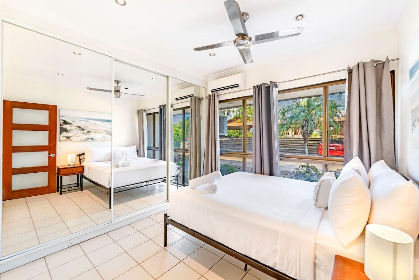 2 quartos, escrivaninha, ferros/tábuas de passar roupa, berço de viagem