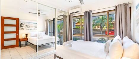 2 quartos, escrivaninha, ferros/tábuas de passar roupa, berço de viagem