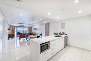 Fridge, microwave, oven, stovetop - OAKS1408 · ZEN SUN CITY Cozy 2-BR/2-BA Ocean View Retreat (Darwin City)