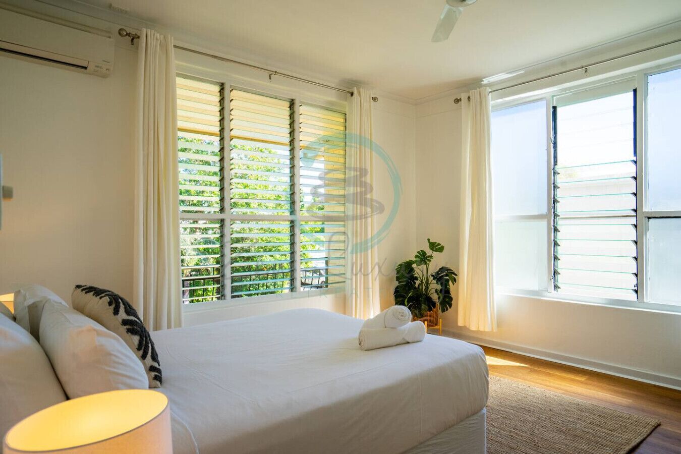 Escritorio, tabla de planchar con plancha, wifi y ropa de cama 