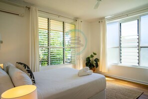 Desk, iron/ironing board, WiFi, bed sheets