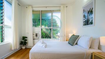 Desk, iron/ironing board, WiFi, bed sheets