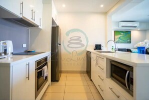 Fridge, microwave, oven, stovetop - Zen Ocean Pebble 1-BR/1-BA Sea View Retreat (Darwin City)