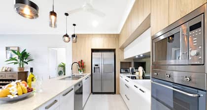 Zenhouse Prestige: Modern ~ Stylish ~ Private Lawn