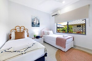 4 habitaciones, escritorio y tabla de planchar con plancha