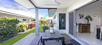 Zenhouse Prestige: Modern ~ Stylish ~ Private Lawn