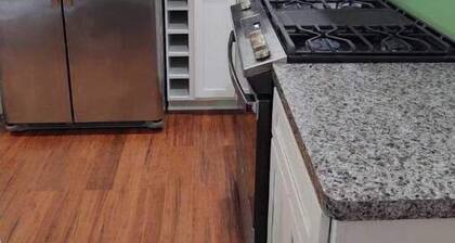 GOTL Quiet Family Cottage: ctrl HVAC, kitchen, spa shower, jetted bath,14 guests