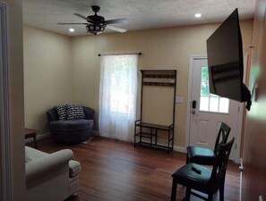 Smart TV, fireplace, books - GOTL Quiet Family Cottage: ctrl HVAC, kitchen, spa shower, jetted bath,14 guests (Geneva)