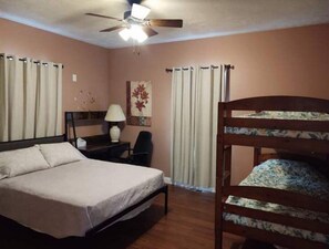 5 bedrooms, desk, WiFi, bed sheets - GOTL Quiet Family Cottage: ctrl HVAC, kitchen, spa shower, jetted bath,14 guests (Geneva)