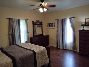 5 bedrooms, desk, WiFi, bed sheets
