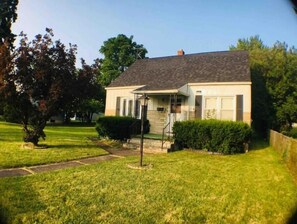 Exterior - 3BR House (sleeps 7) steps to Casino, Falls(US). (Niagara Falls)
