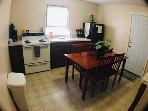 Private kitchen - 3BR House (sleeps 7) steps to Casino, Falls(US). (Niagara Falls)