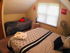 3 bedrooms - 3BR House (sleeps 7) steps to Casino, Falls(US). (Niagara Falls)
