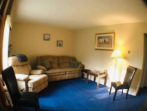 Living area - 3BR House (sleeps 7) steps to Casino, Falls(US). (Niagara Falls)