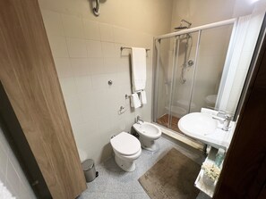 Dusche, Haartrockner, Bidet, Handtücher