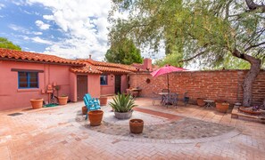 Outdoor dining - Valle Verde Ranch - for travelers, birders, artists, history lovers and friends. (Tubac)