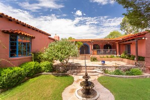 Property grounds - Valle Verde Ranch - for travelers, birders, artists, history lovers and friends. (Tubac)