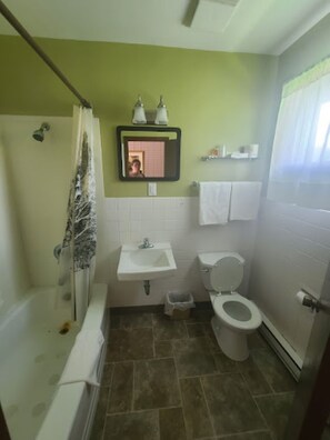 Toallas, jabón, shampoo, papel de baño 