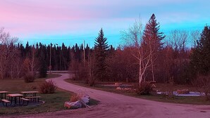 Un parque con mesas de picnic y un sendero sinuoso.