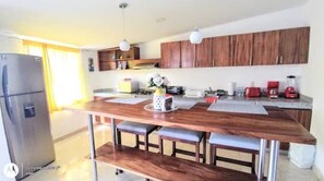 Kühlschrank, Mikrowelle, Ofen, Wasserkocher mit Kaffee-/Teezubehör