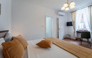 2 bedrooms, iron/ironing board, travel crib, free WiFi - Beautiful home in Rakalj (Rakalj)