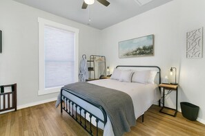 1 bedroom, desk, iron/ironing board, WiFi - Desert Fox Retreat| Walk to Congress| Free Parking (Tucson)