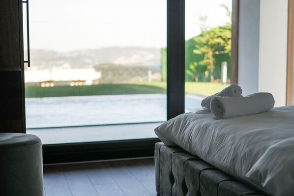 5 bedrooms, individually decorated, individually furnished, desk