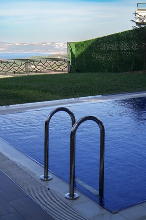 9 outdoor pools, a heated pool