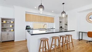 Fridge, microwave, oven, stovetop - Paterson Retreat in San Remo (San Remo)