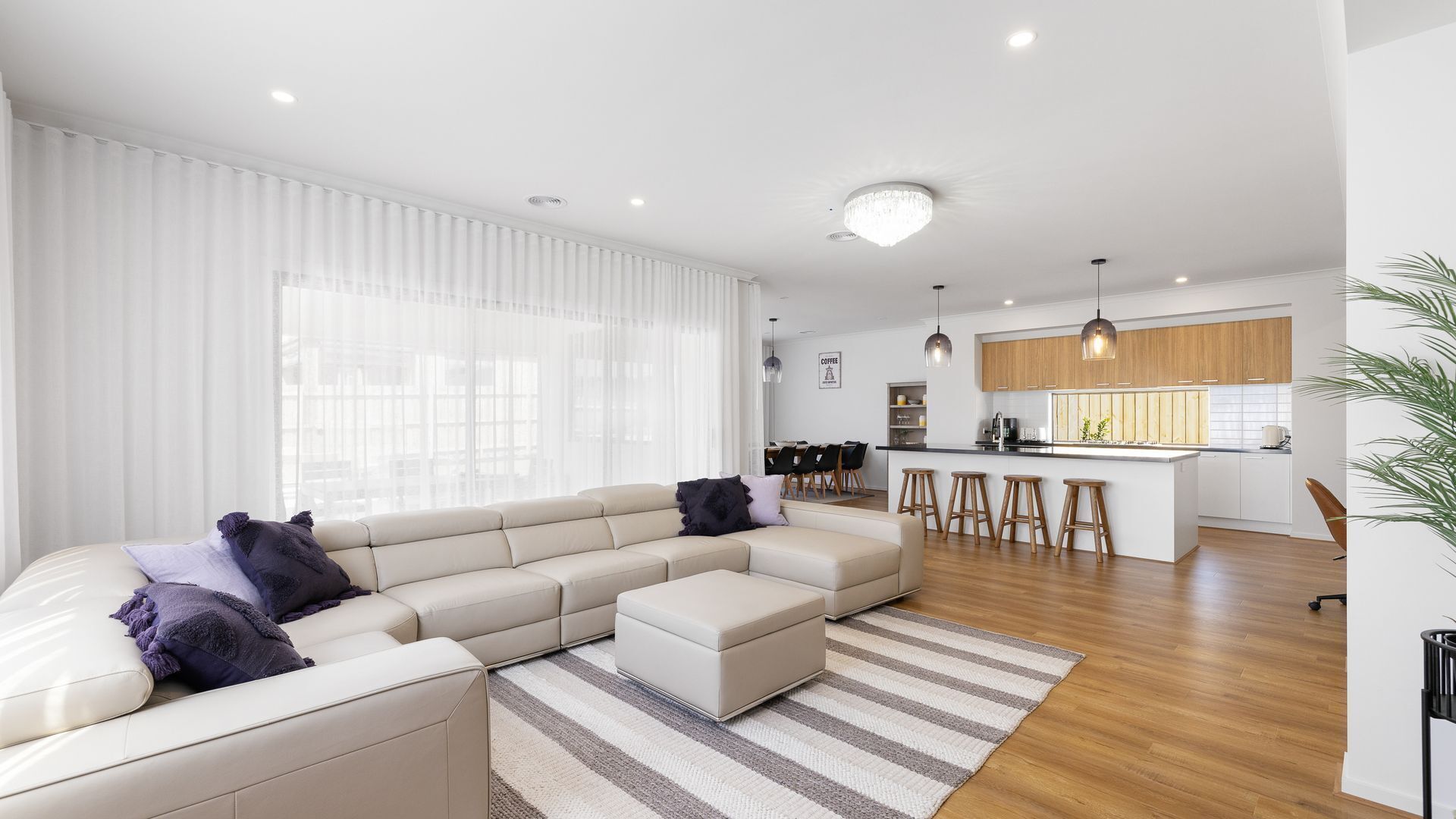 Fernseher, Tischtennisplatte, Bücher