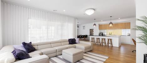 Televisie, een tafeltennistafel en boeken