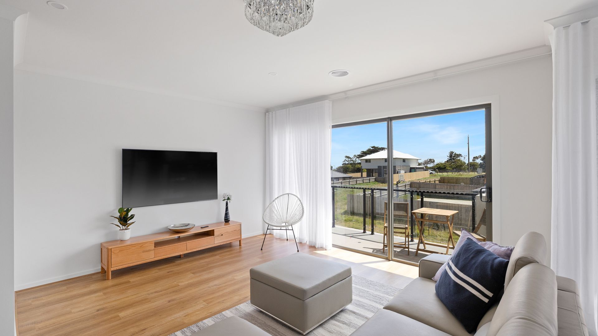 Fernseher, Tischtennisplatte, Bücher