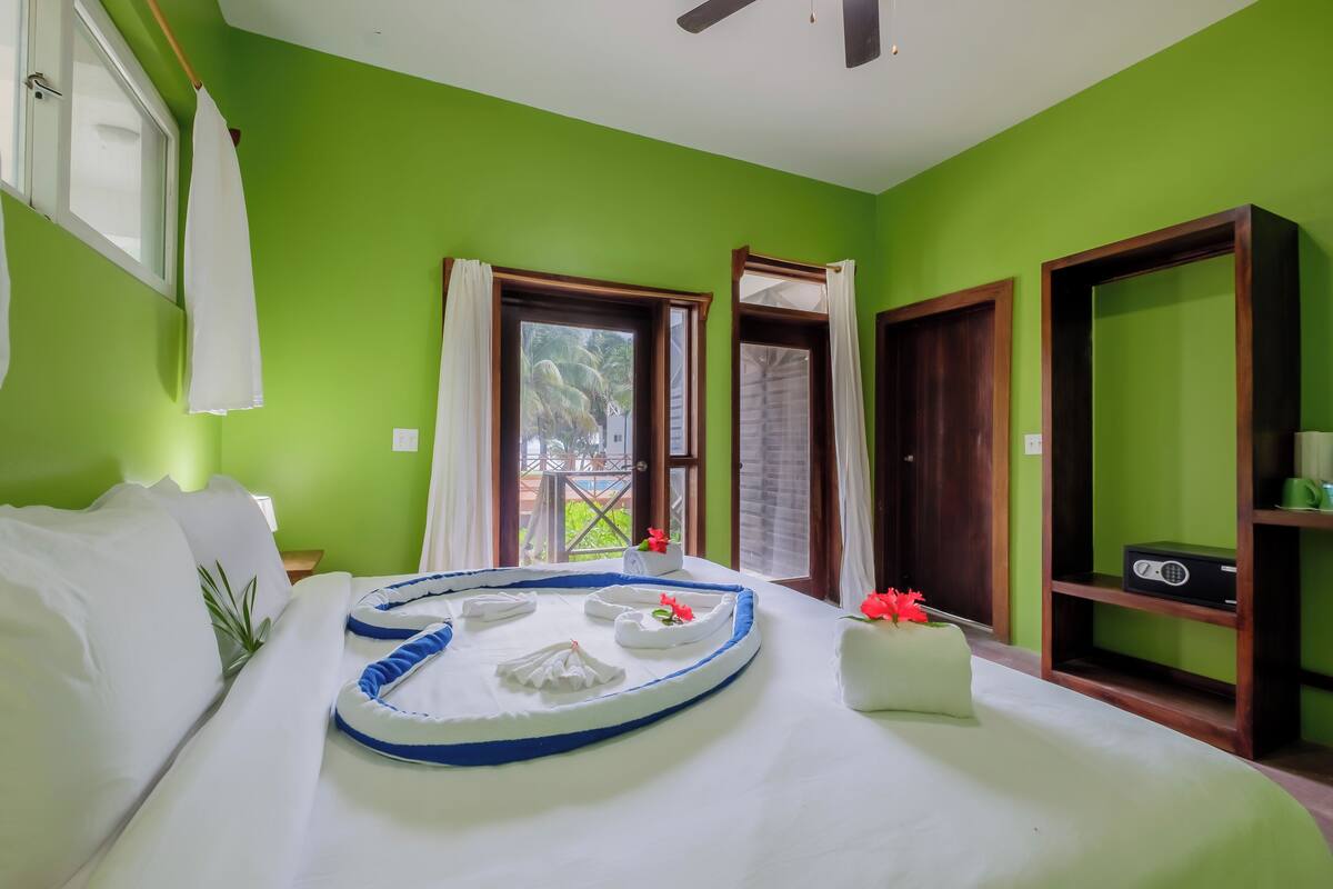 Chambre Standard double, Plusieurs lits, vue sur la piscine | Literie fournie