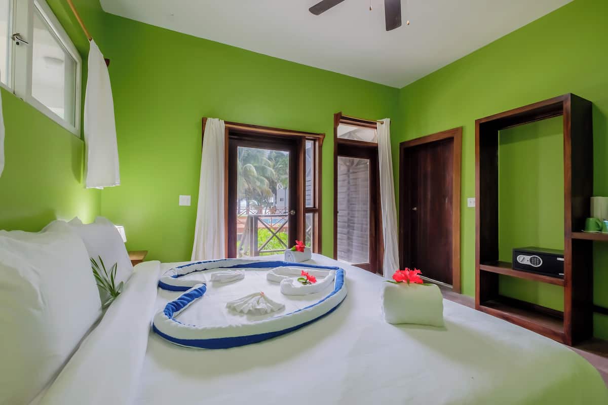 Doppia Standard, letti multipli, vista piscina | Culle/letti per bambini (gratuiti), lenzuola