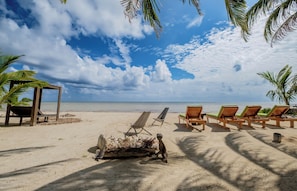 Private beach, white sand, sun-loungers, beach towels - North Beach Retreat (San Pedro)