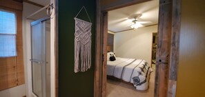 4 bedrooms, iron/ironing board, free WiFi, bed sheets - Lakeside Retreat: Kayaks, Fishing, Relaxing Sunsets (Granbury)