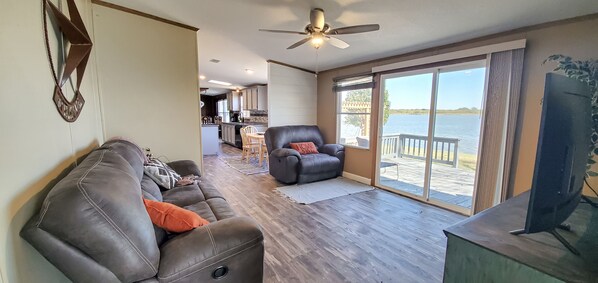 Smart TV, fireplace - Lakeside Retreat: Kayaks, Fishing, Relaxing Sunsets (Granbury)