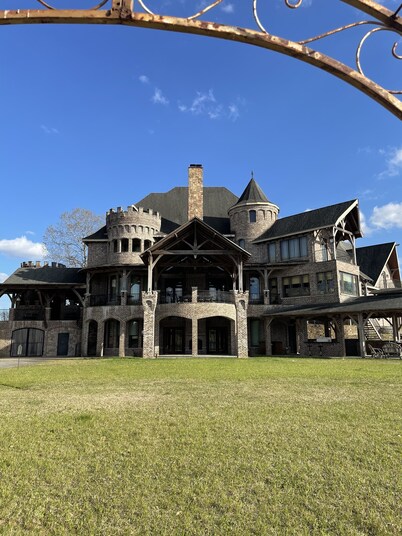 Experience Luxury at a Secluded 10BR Castle: Lakes, Beach, Luxury! Pet Friendly