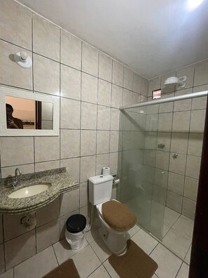 Chuveiro, secador de cabelo, toalhas de banho, sabonete