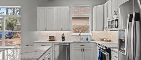 ثلاجة، ميكروويف، فرن، موقد طهي مسطح